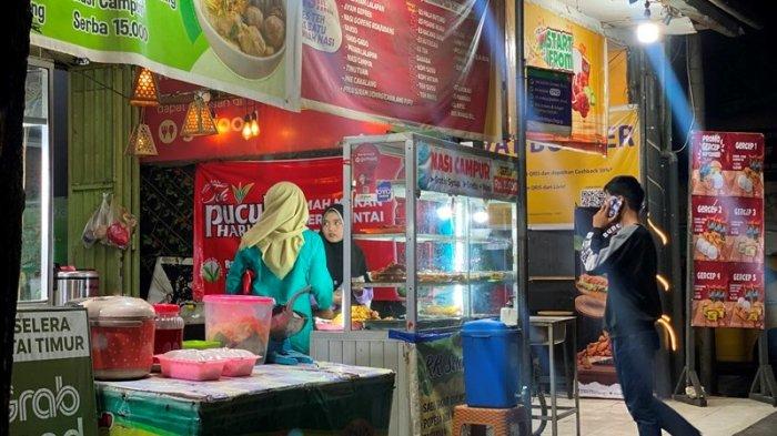Suasana wisata kuliner Nasi Kuning di Komo Luar Manado, Sulawesi Utara, pada malam hari