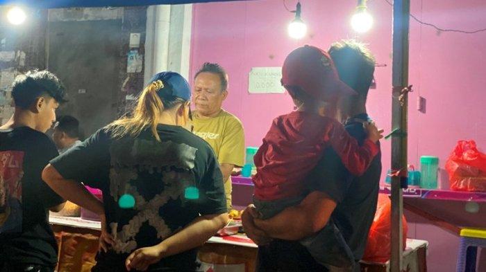 Suasana wisata kuliner Nasi Kuning di Komo Luar Manado, Sulawesi Utara, pada malam hari