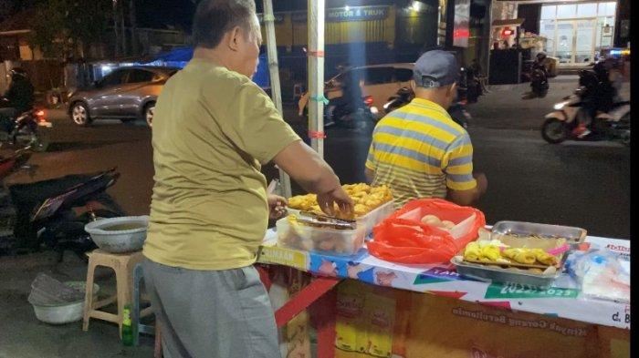 Suasana wisata kuliner Nasi Kuning di Komo Luar Manado, Sulawesi Utara, pada malam hari