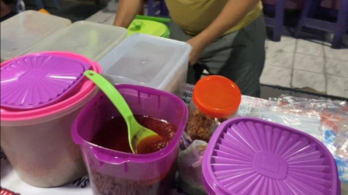 Suasana wisata kuliner Nasi Kuning di Komo Luar Manado, Sulawesi Utara, pada malam hari