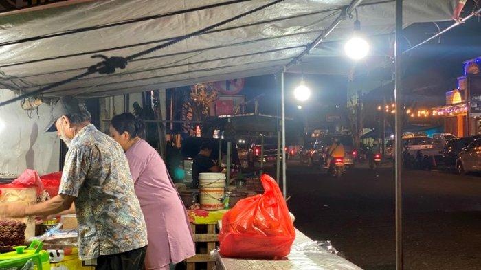 Suasana wisata kuliner Nasi Kuning di Komo Luar Manado, Sulawesi Utara, pada malam hari