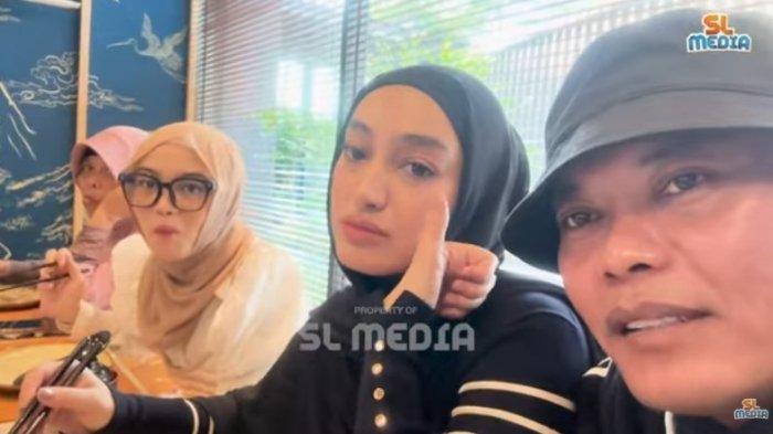 Sule merayakan ulang tahun sang kekasih, Santyka Fauziah dengan mengajak makan di restoran Jepang bersama Putri Delina dan ibunya