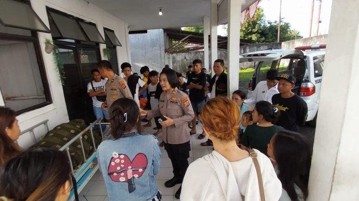 KASUS PEMBUNUHAN - Kapolsek Matuari, AKP Yusi Kristiani saat mengecek korban di rumah sakit, Selasa (8/4/2025). Peristiwa ini terjadi dini hari.