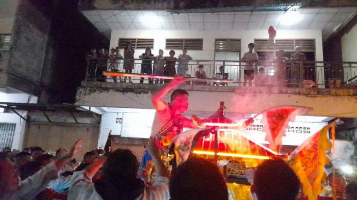 Sun Go Kong menitis dalam sosok kasar seorang Tangsin dari Klenteng Altar Agung dalam Cap Go Meh Manado, Sulut, Sabtu (24/2/2024).