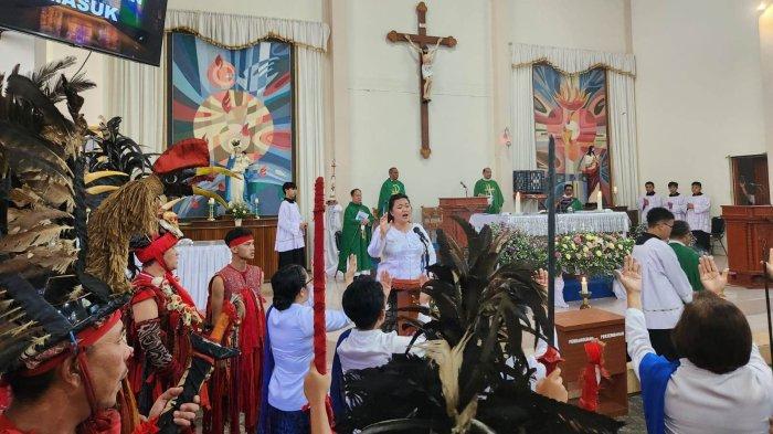 Misa inkulturasi Minahasa digelar pada kunjungan kanonik Superior General MSC Dunia Pastor Mario Abzalon Alvarado Tovar MSC di Paroki Maria Ratu Damai Tomohon, Kamis (20/6/2024).