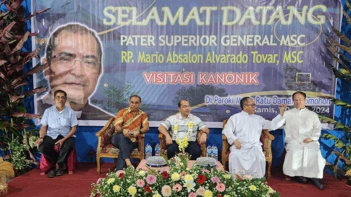 Suasana ramah tamah dan dialog Superior General MSC Dunia Pastor Mario Abzalon Alvarado Tovar MSC dengan umat Paroki Maria Ratu Damai Tomohon, Kamis (20/6/2024).