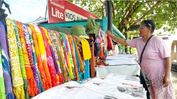 SUVENIR - Potret suvenir yang dijual di Taman Nasional Bunaken, Kota Manado, Sulawesi Utara, Kamis (3/7/2025). Berbagai macam item ditawarkan kepada wisatawan.