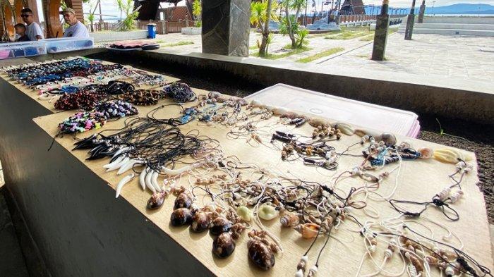 SUVENIR - Potret suvenir yang dijual di Taman Nasional Bunaken, Kota Manado, Sulawesi Utara, Kamis (3/7/2025). Berbagai macam item ditawarkan kepada wisatawan.