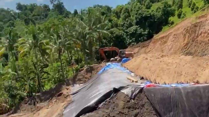 TAMBANG - Aktivitas tambang emas ilegal di perkebunan Molobog, Kecamatan Nuangan, Kabupaten Boltim, Sulawesi Utara. Pihak Kodam XIII Merdeka menegaskan tidak ada anggota Kodam Merdeka yang berani membackup tambang ilegal, jika ada maka akan ditindak dengan tegas.