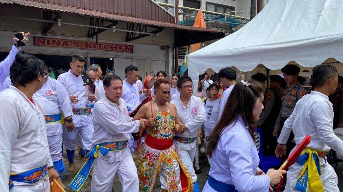 TANGSIN - Potret Tang Sin Klenteng Istana Agung Tua Wanea saat mengikuti Prosesi Tiam Hio di Area Pecinan Kota Manado, Sulawesi Utara, Rabu (12/2/2025). Sebelum prosesi Cap Go Meh.