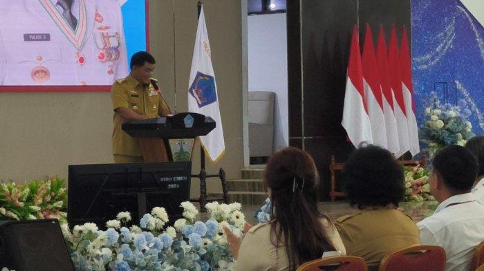 TEGAS - Gubernur YSK dengan tegas meminta agar semua Kepsek tbekerja secara profesional. Hal itu disampaikan di Aula Mapalus, Senin (26/5/2025)
