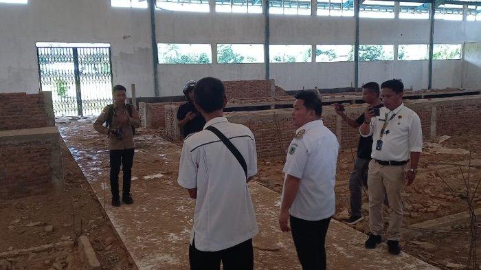 TERBENGKALAI - Wakil Bupati Bolaang Mongondow (Bolmong), Dony Lumenta, meninjau langsung kondisi Pasar KDP di Kelurahan Imandi, Kecamatan Dumoga Timur, Bolmong Sulawesi Utara, pada Rabu (28/05/2025). Ia terlihat prihatin melihat kondisi pasar yang kini mulai rusak dan belum difungsikan sejak dibangun.