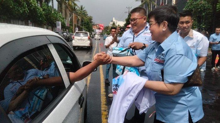 TKD Prabowo Gibran Sulawesi Utara membagikan paket makan siang gratis di Jalan Pierre Tendean, Manado, Sabtu (6/1/2024).