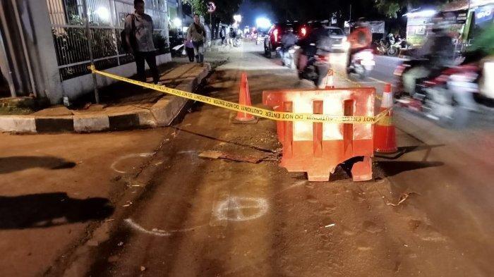 TKP kejadian pengendara sepeda motor tewas terlindas truk molen di Jalan Raya Dramaga, Kecamatan Dramaga, Kabupaten Bogor.