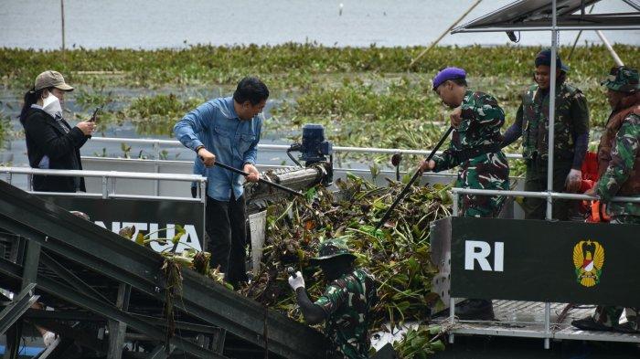 BERSIHKAN DANAU TONDANO - Selasa (25/2/2025) Ratusan prajurit TNI dipimpin Pangdam XIII/Merdeka, Mayor Jenderal TNI Suhardi bersama warga setempat bahu-membahu melakukan aksi pembersihan besar-besaran.
Dipimpin langsung oleh Pangdam XIII/Merdeka, Mayor Jenderal TNI Suhardi, aksi ini menjadi bukti nyata semangat gotong royong untuk menyelamatkan lingkungan.