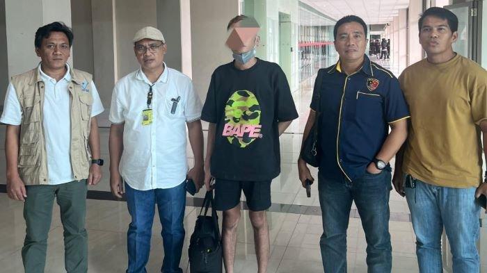 TANGKAP: Polsek Bandara Samrat tangkap seorang Warga Negara Indonesia (WNI) berinisial Oz, yang baru saja tiba di Bandara Internasional Sam Ratulangi, Jumat (30/5/2025) sore. HRD Perusahaan scam di Kamboja