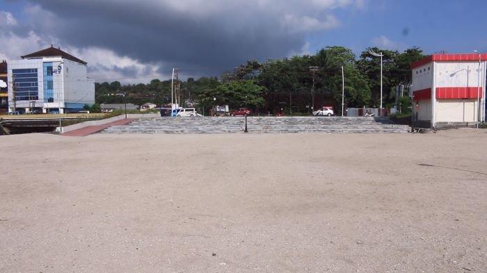 Taman Pasir Putih di dekat Jembatan Kuning, Jalan Pierre Tendean Boulevard, Kelurahan Sario Utara, Kecamatan Sario, Manado, Sulawesi Utara, Minggu (14/4/2024).