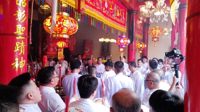 Tangsin generasi keenam dari Klenteng Ban Hin Kiong, Manado, Sulut, lakukan sembahnya, Jumat (22/2/2024). Dirinya siap beraksi dalam prosesi Goan Siau atau Cap Go Meh pada Sabtu (24/2/2024) mendatang.