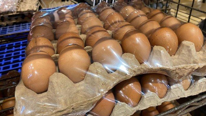 Telur ayam di Pasar Swalayan FreshMart Bahu Manado Sulawesi Utara