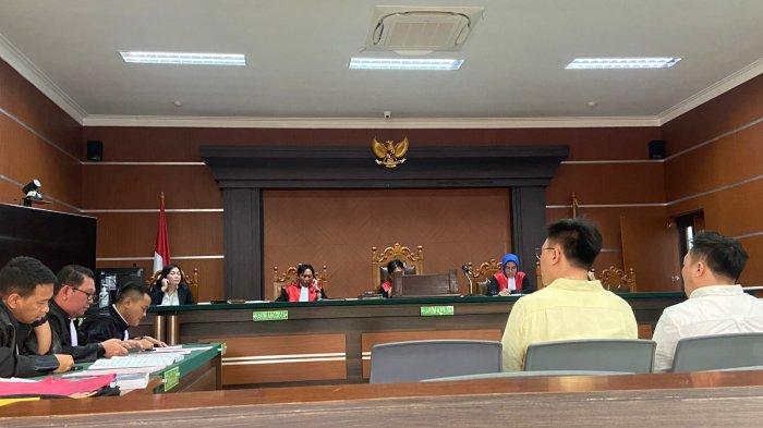 Terdakwa dr Chistofel Liempepas dan Indra Liempapas saat menjalani persidangan
