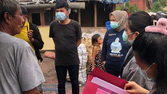 Peduli sesama, Tim Nakes Satu Tujuan turun langsung membagikan bantuan dan melihat keadaan masyarakat di sekitar TPA Sumompo.