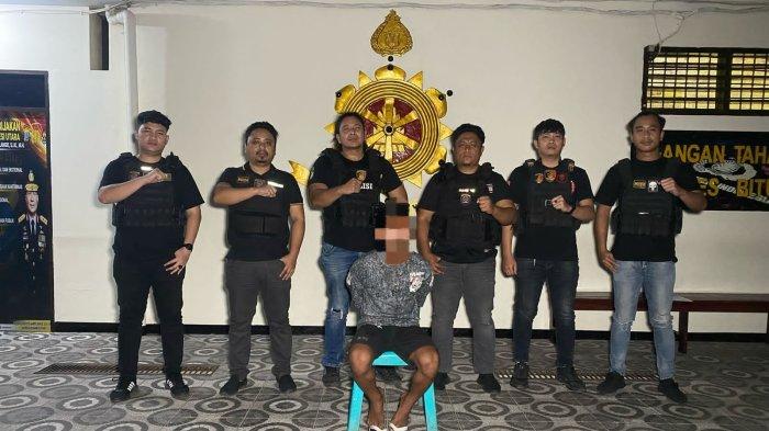 DITANGKAP: Tim Resmob Polres Bitung bersama pelaku saat di Polres Bitung. Penangkapan dilakukan oleh Tim Resmob Polres Bitung pada Selasa (22/4/2025) dini hari di Kelurahan Winenet Dua Atas, Kecamatan Aertembaga, Kota Bitung, Sulawesi Utara.