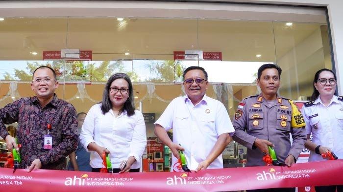 Wali Kota Bitung Maurits Mantiri menjadi pembeli pertama di Toko Ace Bitung Sulut pasca di grand opening, Rabu (11/12/2024).