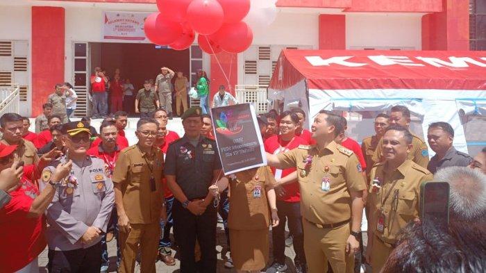 Dalam rangka memperingati 17 tahun Program Keluarga Harapan (PKH) Nusantara, Sekretaris Daerah Kota Tomohon, Edwin Roring, menghadiri acara yang digelar di Gedung GOR Babe Palar, Kota Tomohon, pada Senin (29/7/2024).