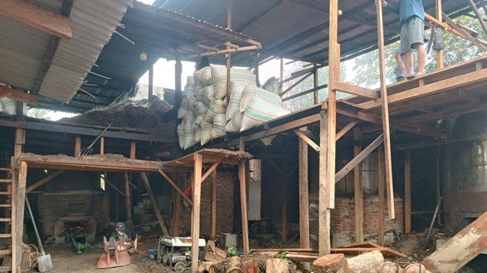 MINYAK NILAM - Tong berisi ratusan liter minyak Nilam titipan petani dan tempat penyulingan minyak Nilam Latansa di Kelurahan Matali, Kota Kotamobagu, Sulawesi Utara.