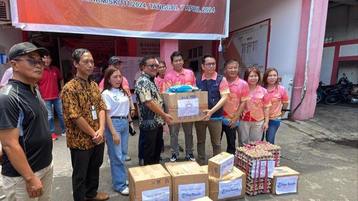 Pihak Tribun Manado menyerahkan bantuan untuk warga Bitung yang terdampak musibah bencana alam dan diterima langsung Wali Kota Bitung Maurits Mantiri.