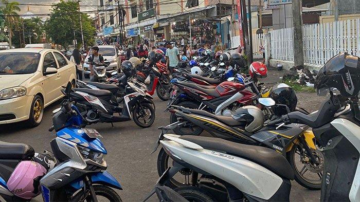 Tukang parkir di Pasar 45 Manado Sulawesi Utara.