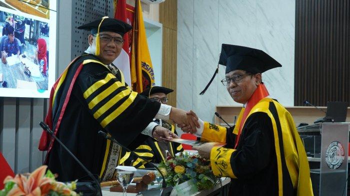 Tiga doktor kembali dikukuhkan dalam sidang yudisium Program Studi (Prodi) Doktor Manajemen (DM) Fakultas Ekonomika dan Bisnis (FEB) Universitas Kristen Satya Wacana (UKSW), belum lama ini