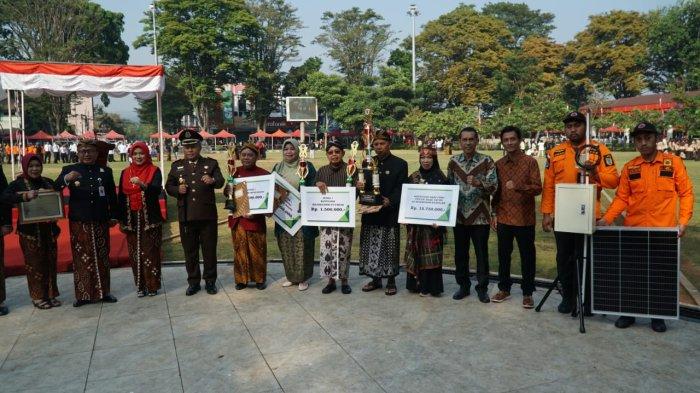 Universitas Kristen Satya Wacana (UKSW) mempersembahkan karya inovasi hasil riset berupa alat Early Warning System (EWS) Bencana Alam kepada pemerintah Kota Salatiga. Penyerahan secara simbolis ini dilakukan seusai upacara di Alun-Alun Lapangan Pancasila, Rabu (24/07/2024).