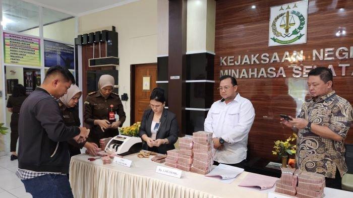 Uang hasil korupsi pembangunan jalan yang di Kabupaten Minahasa Tenggara (Mitra), yang dikembalikan oleh tiga orang tersangka