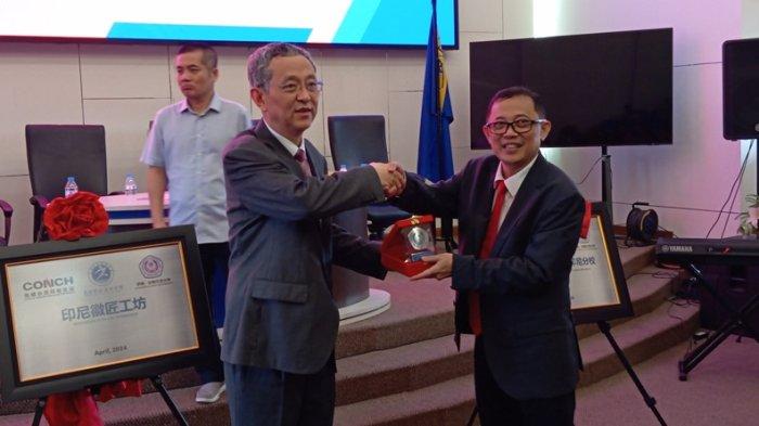 Unsrat Manado, Sulawesi Utara, dan Wuhu Institute of Technology Tiongkok menjalin kerja sama melalui Program Pertukaran Pelajar dan meresmikan Luban Workshop, Sabtu (27/4/2024).