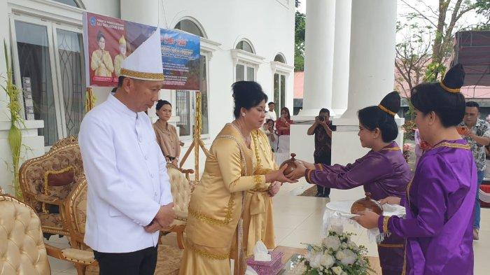 Upacara gelar adat dalam rangka pelepasan bupati dan wabup Sitaro.