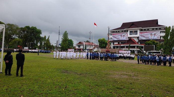 Upacara memperingati hari lahir Pancasila Pemerintah Kota (Pemkot) Manado berlangsung khidmat
kendati di bawah guyuran hujan gerimis, Senin (2/6/2025) di Lapangan Sparta Tikala kota Manado, provinsi Sulawesi Utara (Sulut).