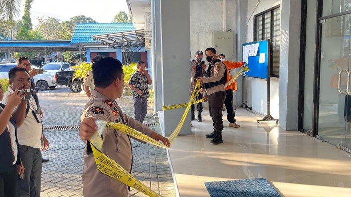 Personel Polres Bitung pasang garis polisi di depan Kantor Pelabuhan Perikanan Samudera Bitung, Sulawesi Utara, Kamis (21/9/2023).