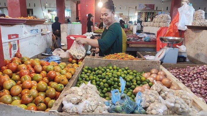 CABAI RAWIT - Pedagang cabai rawit atau rica sedang melayani pembeli di Pasar Bersehati, Manado, Sulawesi Utara.