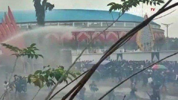 Video Suporter Ricuh di Stadion Jatidiri saat Laga PSIS vs Persis, Polisi Tembakkan Gas Air Mata.