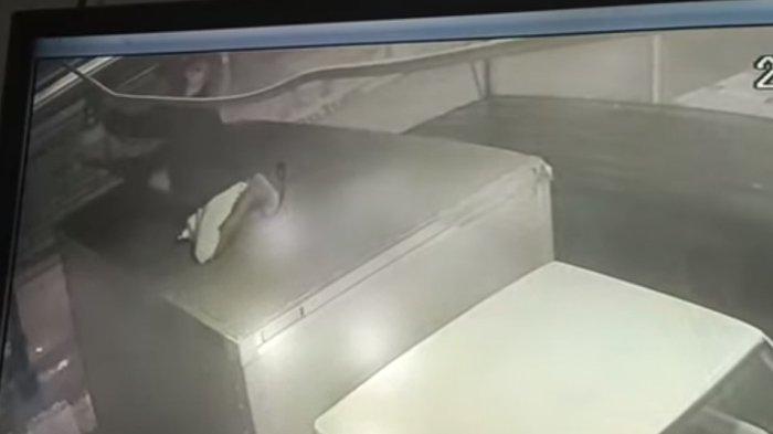 Viral pencuri lampu di Manado terekam CCTV