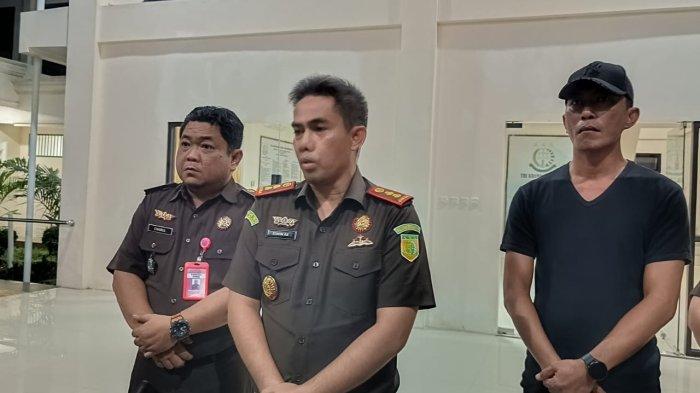 VONIS - Kepala Kejari Kotamobagu Elwin Agustian Kahar saat memberikan statement terkait vonis Aning, Jumat 23 Mei 2025 di kantornya.