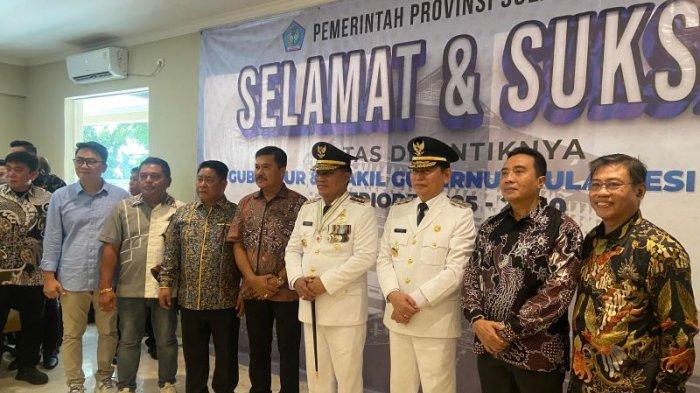 FOTO BERSAMA - Warga foto bersama Yulius Selvanus dan Victor Mailangkay di Hotel Sriwijaya, Jakarta, Kamis (20/2/2025). Kini mereka menjadi idola baru usai dilantik menjadi Gubernur dan Wakil Gubernur Sulawesi Utara di Istana Kepresidenan.