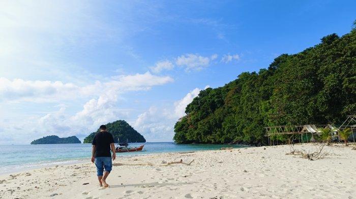 WISATA: Pulau 3 Maelang yang ada di Kecamatan Sangtombolang, Kabupaten Bolmong, Sulawesi Utara (Sulut), Senin 10 Februari 2025. Tempat wisata Instragramable yang cocok untuk dijadikan tempat camping.