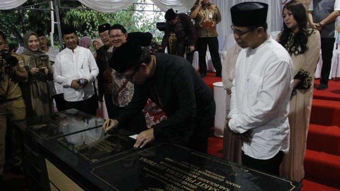 Wagub Penatua Steven Kandouw meresmikan Gedung Islamic Center Bolmut, Selasa (02/04/2024).