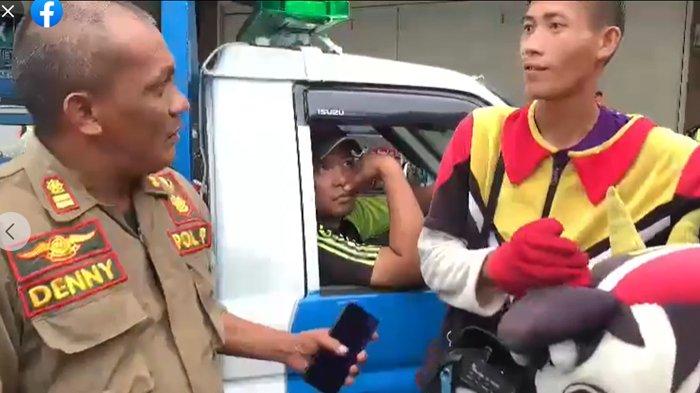 Wajah di balik badut lucu di Lampu Merah Manado Sulawesi Utara.