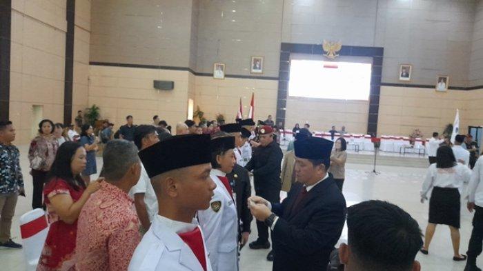 Wakil Gubernur Sulut Steven Kandouw mengukuhkan 30 anggota Paskibraka Sulut, Kamis (15/8/2024) di Graha Gubernuran Pemprov Sulut.