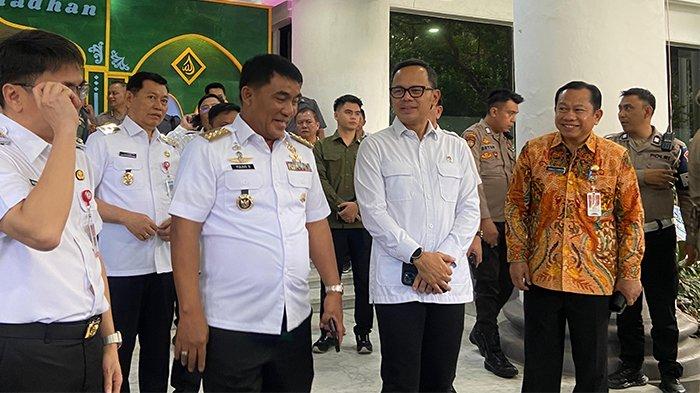 WAMENDAGRI - Wakil Menteri Dalam Negeri (Wamendagri) Bima Arya bersama Gubernur Sulawesi Utara Yulius Selvanus. Dia memuji ketepatan waktu kehadiran dari seluruh Kepala Daerah pada rapat koordinasi (Rakor) pengelolaan keuangan dan asistensi efisiensi belanja pada anggaran pendapatan dan belanja daerah (APBD) Tahun Anggaran 2025 (Foto: Rhendi Umar)