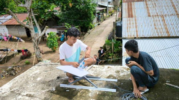 Wali Kota Bitung Ir Maurits Mantiri MM, memasang jaringan provider di titik blank spot yang ada di daratan dan kepulauan kota Bitung, Sulawesi Utara.