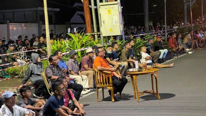 Wali Kota Bitung Maurits Mantiri di tengah-tengah pelaksanaan Nonton Bareng (Nobar) Piala Eropa 2024 oleh Pemerintah Kota Bitung Sulawesi Utara.